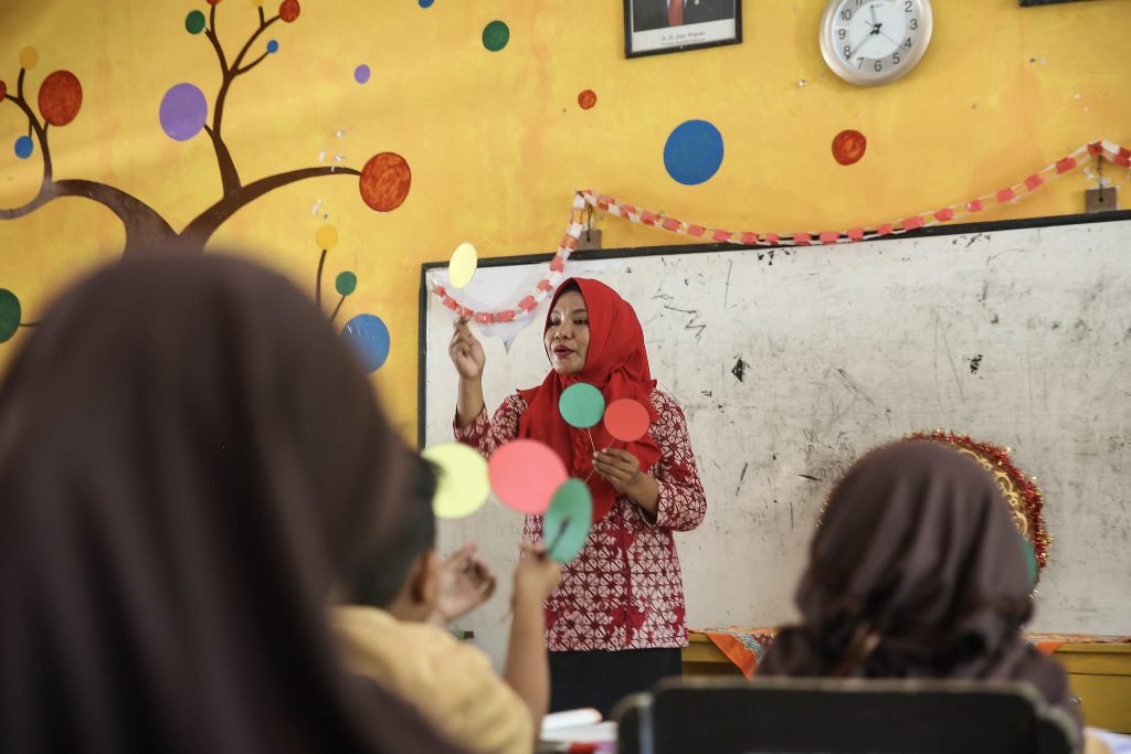 Mrs. Astuti, 39, uses teaching tools made from bamboo waste, cardboard, and cork to teach students mathematics. This local solution address learning challenges for students in remote area such as Sumbawa.
