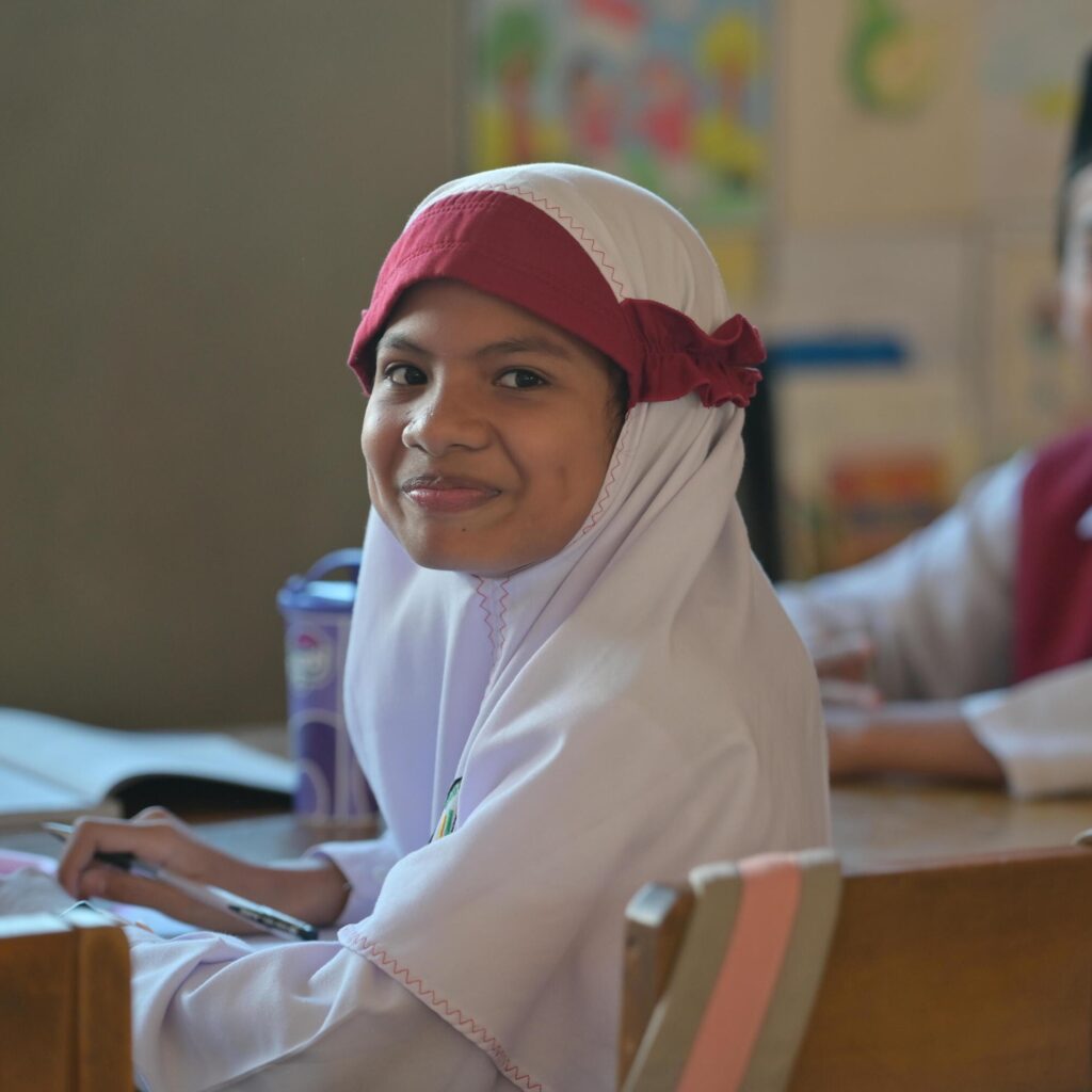 Di kelas sederhana, semangat belajar tumbuh dengan percaya diri. Sekolah menjadi ruang aman dan inklusif, tempat setiap anak bisa berkembang. Foto: © Tim Komunikasi INOVASI 2025